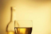 3.酒的度数是令一个关键因素。

同等体积的酒，度数越高则酒精越多。酒精越多，则醉酒后难受的程度越严重。一般高度白酒在50°左右，低度白酒在40°左右，红酒在15°左右，啤酒在3.5°左右。酒精量的估算方法如下：

酒精量（克）=饮酒量(毫升)×度数(%)×0.8，如一瓶500毫升52度白酒含有的酒精为：500×52%×0.8=208克。每种酒的酒精度数都可以很容易地在标签上找到。

