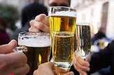 6.放慢喝酒的速度，不要喝太急。

酒精在肝脏代谢或通过肾脏、肺、皮肤等排泄需要时间，所以缓慢地饮酒（拉长时间）有助于控制血液内酒精的浓度，减轻难受的程度。

