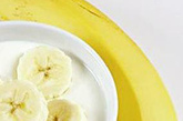 香蕉酸奶(香蕉＋酸奶)

　　酸牛奶能降低胆固醇。空腹喝酸奶会因胃内的酸度太强，乳酸菌在胃液里很难存活，降低酸奶的保健作用。与香蕉同食则对身体健康无益！

