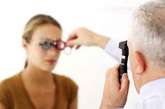 5、近视眼、青光眼患者——不能喝酒

继致盲“头号杀手”白内障之后，青光眼成为排名全球第二位致盲因素，需要注意的是情绪波动、过度疲劳、过量饮酒都可导致人更容易得青光眼。

而酒中含的甲醇，对视网膜有明显的毒副作用。酒还能直接影响视网膜，阻碍视网膜产生感觉视色素，导致眼睛适应光线能力下降。因此，近视眼、青光眼病人不要过量饮酒。

