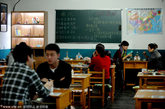 2012年01月14日，一家名为“一年三班”的教室主题餐厅亮相沈阳。