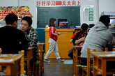 2012年01月14日，辽宁省沈阳市，一家名为“一年三班”的教室主题餐厅亮相沈阳。据了解，该餐厅由沈阳一名“80后”女大学生李瑞秋创办，餐厅环境布置参照“80后”儿时读书的教室。食客可在品味美食的同时，追忆年少求学时的美好时光。 