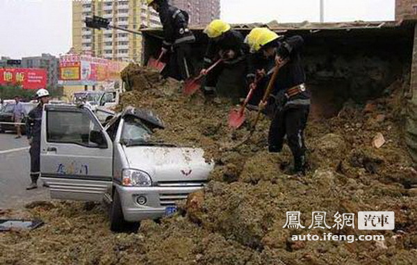 各种怪异车祸现场 基本想不到雷人车祸