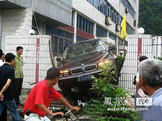 各种怪异车祸现场 基本想不到雷人车祸