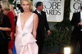 凭借电影《Young Adult》（《脱线女王》）而提名最佳女演员的查理兹·塞隆身穿Dior高级定制礼服，腰身处的独特设计犹如一只娇媚的蝴蝶，婉约灵动。


