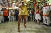 巴西里约热内卢，在巴西极富盛名的桑巴舞名校Salgueiro选举“缪斯”将参加一年一度的里约热内卢狂欢节表演。一个名叫Vania Flor的肥妞居然脱颖而出成为佼佼者，虽然Vania Flor体重208斤，但是她的热辣舞姿令人疯狂！