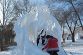 雪雕艺术大师们展现冰雪雕刻技艺。（图/文：陈玥）