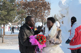 来自非洲友人也参加了本次神圣的冰雪婚礼。（图/文：陈玥）