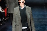 GUCCI 2012秋冬男装中的灰色经典双排扣大衣。