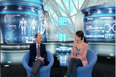 凤凰卫视香港台2012年1月7日《医APPS最强》节目播出“饮食重量不重质 慎愈减愈肥”，图为节目主持人卓丽雯与嘉宾。