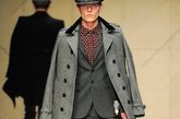 Burberry Prorsum 2012秋冬男装整个系列都以灰色西副套装作为基础造型。