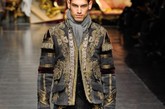 Dolce & Gabbana在2012秋冬以一系列巴洛克花纹展示高超的刺绣工艺。