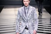 Roberto Cavalli 2012秋冬男装系列中各类纹理缠绕在西装上。