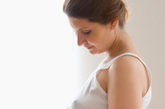 　4、子宫畸形

　　准妈妈若是子宫畸形(如双角子宫、子宫纵隔及子宫发育不良等)均会影响胚胎着床和发育不良而导致流产;子宫内口松驰或宫颈深度裂伤都会引起胎膜早破而发生晚期流产。

