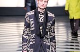 Roberto Cavalli 2012秋冬男装系列中各类纹理缠绕在西装上。