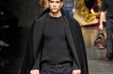 披风式斗篷造型时Dolce & Gabbana 2012秋冬男装T台上的重点单品。