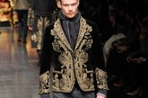 Dolce & Gabbana在2012秋冬以一系列巴洛克花纹展示高超的刺绣工艺。