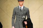 Burberry Prorsum 2012秋冬男装整个系列都以灰色西副套装作为基础造型。