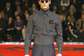 Prada 2012秋冬男装设计中有不少灰色的色调，营造复古而充满力量的男士形象。