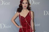 霍思燕：在珍珠项链和复古的大波浪发型的配饰下，身着一身暗红色鱼尾裙的好像旧上海的富家千金一样精致，就连牡丹花也变的妖艳。

