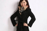 杨舒，黑色系带双排扣呢子大衣，提升气质最好的法宝，穿在身上尽显优雅的气质。搭配格子围巾，高跟鞋，尽显优雅女人味。