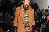 巴黎当地时间2012年1月19日，Jean Paul Gaultier发布最新男装系列。设计师Jean Paul Gaultier被称为时尚界的“顽童”，本季依旧延续不羁的魅力。
