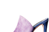 Alexander McQueen曾经的鞋履设计师Gaetano Perrone自去年起开始推出自己的同名系列女鞋。此次推出的2012春夏系列，设计师在每双鞋的鞋面皮革处理上展现了非凡的功力。鞋面梦幻的花朵装饰以及镶满晶体的球形鞋跟则好像充斥着唯美、搞怪的麦昆式宫廷风格特色，依然令人惊艳不已。 
