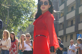 杨幂：一身薄纱红裙的杨幂像一个复古的摩登女郎一样现身于时尚的米兰街头。无论是帽子、墨镜还是细腰带都紧随当今时尚趋势。
