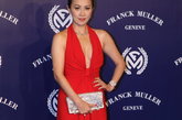刘嘉玲：红色已经变成了刘嘉玲的代表颜色，无论是刺绣的中国风还是大气的挂肩裙，只要有钻石的搭配就一定是刘嘉玲的最爱。
