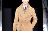 巴黎当地时间2012年1月19日，Louis Vuitton发布最新秋冬男装系列。设计师Kim Jones用来自日本的面料诠释了贵族气质突出的新系列，精准的裁剪和点睛的配饰是亮点。