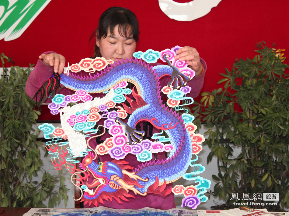 民间艺人现场展示  用镜头记录蔚县剪纸独特工艺