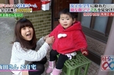 近日一段日本节目上的屏摄走红网络，其中两位日本母亲真是让人大开眼界。一位母亲为22岁(孩子一岁)另一位为26岁(孩子两岁)，当他们打扮成小学生的模样之后，站在人群堆里你能看出她们已经是孩子的母亲了吗？

