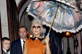 总是以各种异类装扮走红时尚圈的Lady Gaga每次公开亮相都会给大家带来意想不到的惊喜或惊吓，不管是高得离谱的鞋底还是五颜六色的头发，都能让观众们记忆深刻。而集合她最近的一些造型，我们可以发现，还有一件单品是她在造型中必不可少的，那就是眼镜。她总是能按照整体造型来搭配相应的眼镜，不管实用性如何，首先做到细节完美。