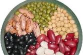 豆类

多吃豆类对心脏有好处，它所含有的不可溶性纤维能够有效降低胆固醇，另一些可溶解性纤维则可以帮助排除体内垃圾。此外，豆类食物还含有蛋白质、碳水化合物、镁和钾。专家建议，每周食用豆类食物至少要在3次以上。

