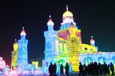 第十三届中国?哈尔滨冰雪大世界首次以“林海雪原?动漫天地”作为主题打造世界级的冰雪乐园。