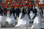 北京：白领春节穿婚纱扮“新娘”赛跑寻真爱