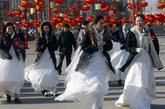 2012年1月月21日，穿着婚纱的“新娘”们在北京国际雕塑公园赛跑，寻求真爱。