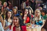 俄罗斯的电视台在跨年夜举办的迎接新年晚会则更像一场小型的私人狂欢派对。但是从录制现场演播大厅的一流设备和演出阵容都能看出，俄罗斯“春晚”制作精良。晚会最大的亮点就是有众多俄罗斯美女助阵，让我们感受一下异国的“春晚”吧！
