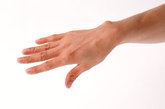 手背青筋暴露：加7岁。血管凸出是组织丧失(骨质丧失、肌肉萎缩及脂肪丢失)的结果。而球类运动有助增强手部肌肉力量，还应摄入足量钙和维生素A。
