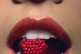 嘴唇饱满：减5岁。研究显示，嘴唇饱满的女性显得更年轻。专家表示，外出时，别忘给嘴唇也涂上防晒霜。另外，上下唇自然比率在1/3至2/3之间，因此化妆时，务必注意唇线技巧。
