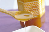蜂蜜：蜂蜜中含有生殖腺内分泌素，具有明显的活跃性腺的生物活性。因体弱，年高而性功能有所减退者，可坚持服用蜂蜜制品。

