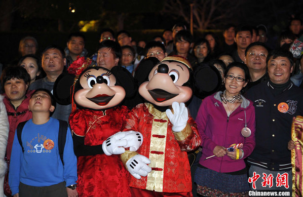 近千名中国游客美国加州迪斯尼过大年