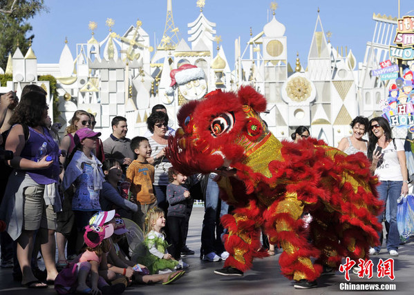 近千名中国游客美国加州迪斯尼过大年
