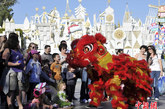 当地时间1月25日（中国农历新年初三），加州迪斯尼乐园的舞狮表演吸引游客。当日，加州迪斯尼乐园充满中国元素，来自中国北京等地的近千名游客在这里欢度中国农历龙年。中新社记者 毛建军 摄 