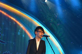 晚会上，首届“中国达人秀”冠军刘伟为大家演唱。（图片来源：凤凰网华人佛教 摄影：上海玉佛禅寺）