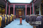 当天晚上，玉佛禅寺的诸位法师还在五观堂举行“普茶仪式”。（图片来源：凤凰网华人佛教 摄影：上海玉佛禅寺）