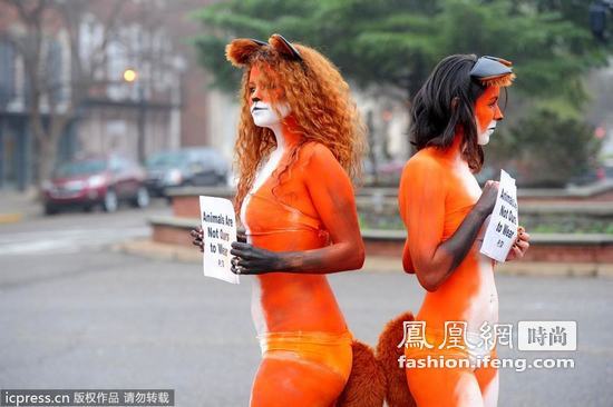 美女冬季街头扮狐狸 呼吁民众勿穿皮毛