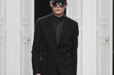 Dior Homme 2012/13 秋冬系列从军装、运动装和户外服装中汲取灵感，运用迪奥独有的剪裁技巧打造全新风格款式。

整体设计的拿捏恰到好处，结构感强烈，有型有款。夹克采用窄肩设计，小翻领，较高的单排或双排扣设计突显挺立美感。军装衬衫经过重新演绎，变为配有隐藏式口袋的贴身束腰上衣。而长裤后袋匿于横向褶皱中，长款大衣背后饰有拉链与编织缝线，以及包括绗缝小山羊皮拼接的西装外套、派克大衣与猎装，可两面穿着的风衣，长款罗纹军用毛衣，针织贴身内衣，以及配有新迷彩鸟形图案贴布装饰工装裤。

每一件均采用轻柔的上乘面料制成。装饰、细节和衣扣均重新设计，以便服装能够两面轮穿。传统设计中藏匿于衬里内的棉质绗缝、夹层和剪裁边缘已成为一种独特的时尚元素。

军绿色是本季的主打色。不同构造与质地的面料呈现不同的色调，混合使用展现渐变效果。杏仁绿、浅褐色、米色与黑色则低调地作为配色呈现。

面料奢华、柔软且轻盈。包括轻柔的奥地利罗登呢、极其柔软的羊绒质感的法兰绒、方平梭织羊绒、俄国羊羔皮横罗纹布、纱染棉质华达呢、丝质斜纹布、仿棉工艺面料、双层府绸、对比色羔羊皮与浅褐色毛羊皮、蓬松厚实的针织面料、以及哑光紧实的针织布。

搭配毛毡帽子、同色系镜面太阳镜、真皮鞋底靴等配饰打造完美的整体造型。
