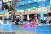近日美国纽约时代广场，劳德代尔堡会议和旅游局组织的“解冻你的泳装”活动。来自各地的游客纷纷进行“试穿”，趣味十足。