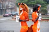 皮毛衣服虽然保暖时尚，但是背后会扼杀许许多多的动物，美女们冬季街头扮狐狸，呼吁民众要爱护动物，勿穿皮毛。